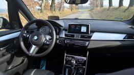 BMW Seria 2 Active Tourer 225xe - galeria redakcyjna - widok ogólny wnętrza z przodu