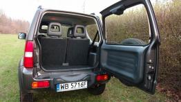 Suzuki Jimny Standard 1.3 VVT 85KM - galeria redakcyjna - tył - bagażnik otwarty