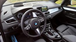 BMW Seria 2 Active Tourer 225xe - galeria redakcyjna - widok ogólny wnętrza z przodu