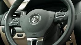 Volkswagen Jetta VI Sedan 2.0 TDI CR DPF 140KM - galeria redakcyjna - kierownica