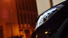 Mercedes E 400 Coupe Facelifting - galeria redakcyjna - lewy przedni reflektor - włączony