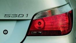 BMW Seria 5 Limuzyna - prawy tylny reflektor - włączony