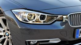 BMW serii 3 F31 Touring - prawy przedni reflektor - włączony