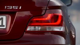 BMW Seria 1 Coupe i Cabrio Facelifting - prawy tylny reflektor - włączony