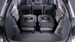 Toyota Avensis Verso - tylna kanapa złożona, widok z bagażnika