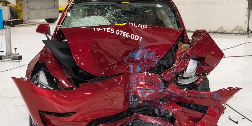 Tesla przed sądem oskarżona o spowodowanie śmierci kierowcy
