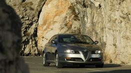 Alfa Romeo GT - przód - reflektory włączone