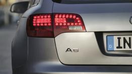 Audi A6 Avant - lewy tylny reflektor - włączony