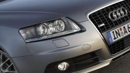 Audi A6 Avant - prawy przedni reflektor - wyłączony