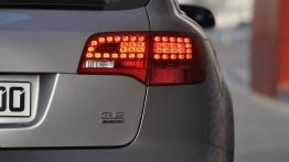 Audi A6 Avant - prawy tylny reflektor - włączony