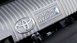 Toyota Prius Plug-in - hybryda z gniazdkiem tle