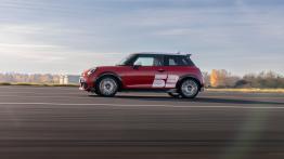 Historia napisana na nowo. MINI wskrzesza rajdowe barwy z 1965 roku w Victory Edition