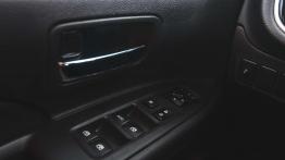 Mitsubishi Outlander 2.0 4WD CVT - galeria redakcyjna - sterowanie w drzwiach