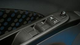 Suzuki Celerio 1.0 68KM - galeria redakcyjna - sterowanie w drzwiach