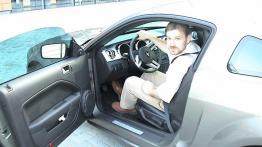 Ford Mustang V Coupe 4.6 i V8 GT 304KM - galeria redakcyjna - widok ogólny wnętrza z przodu