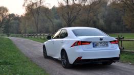 Lexus IS III Sedan 300h 223KM - galeria redakcyjna - widok z tyłu