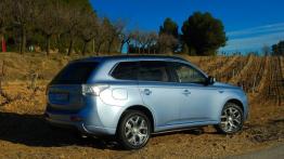 Mitsubishi Outlander III PHEV - galeria redakcyjna - prawy bok