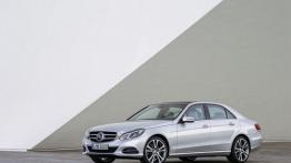 Mercedes E 350 4MATIC Facelifting - lewy bok