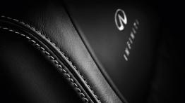 Infiniti FX Black and White - fotel kierowcy, widok z przodu