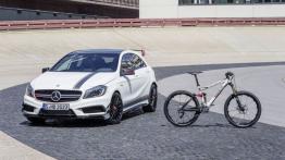 Mercedes A45 AMG (2013) - widok z przodu