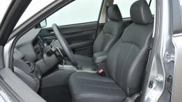 Subaru Legacy Kombi 2010 - widok ogólny wnętrza z przodu