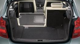 BMW Seria 1 Hatchback 3D - tylna kanapa złożona, widok z bagażnika