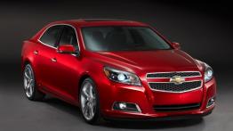 Chevrolet Malibu 2013 - przód - reflektory włączone