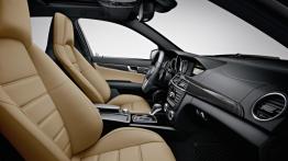 Mercedes C63 AMG 2012 sedan - fotel pasażera, widok z przodu