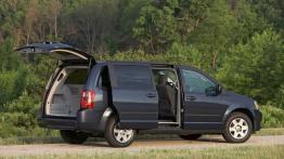 Dodge Grand Caravan 2010 - tył - bagażnik otwarty