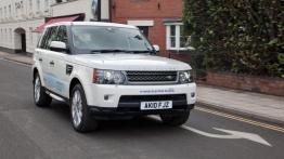 Land Rover Range_e plug-in hybrid - przód - reflektory włączone