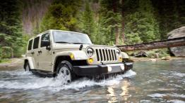 Jeep Wrangler 2011 - wersja 5-drzwiowa - przód - reflektory włączone