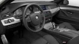 BMW M550d sedan - widok ogólny wnętrza z przodu