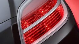 Opel GT 2006 - prawy tylny reflektor - włączony