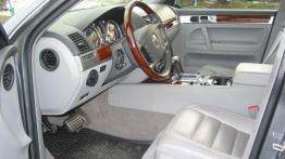 Volkswagen Touareg 4.2 V8 (310 KM) - galeria redakcyjna - widok ogólny wnętrza z przodu