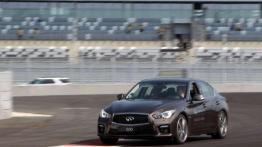 Sebastian Vettel pokonał okrążenie toru w Sochi - Infiniti Q50