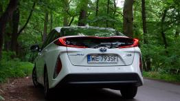 Czy wtyczka bardzo zmienia wygląd samochodu? Porównanie Priusa Plug-in z odmianą hybrydową Prius HEV