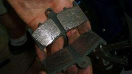Wymiana klocków hamulcowych (na przykładzie Hayabusy)