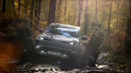 Nowa Toyota Hilux jest rewolucyjna. Aż 4 rodzaje napędu, w tym elektryczny