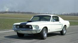 Ford Mustang - krótka historia sportowego Forda - widok z przodu