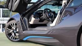 BMW i8 362KM - galeria redakcyjna (2) - bok - drzwi kierowcy otwarte