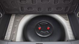Opel Corsa E 1.4 LPG ecoFLEX (2015) - zbiornik LPG pod podłogą bagażnika