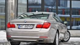 BMW Seria 7 F01 Sedan Facelifting 740d 313KM - galeria redakcyjna - widok z tyłu