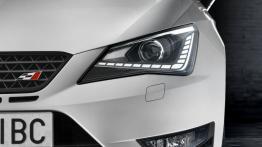 Seat Ibiza V Cupra - lewy przedni reflektor - włączony