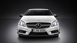 Mercedes A45 AMG (2013) - przód - reflektory włączone