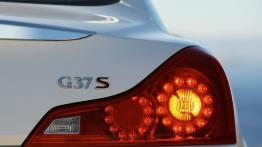 Infiniti G37 Coupe - prawy tylny reflektor - włączony