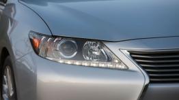 Lexus ES 300h (2013) - prawy przedni reflektor - włączony