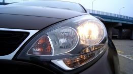 Kia Rio III Hatchback 5d - galeria społeczności - lewy przedni reflektor - włączony