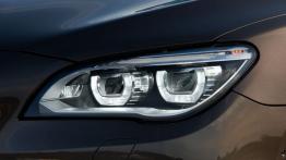 BMW serii 7 F02 Facelifting - lewy przedni reflektor - włączony