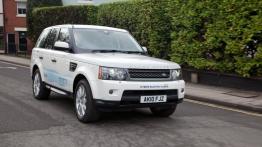 Land Rover Range_e plug-in hybrid - przód - reflektory włączone