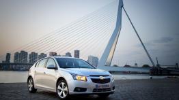 Chevrolet Cruze hatchback ECO-TEC - przód - reflektory włączone
